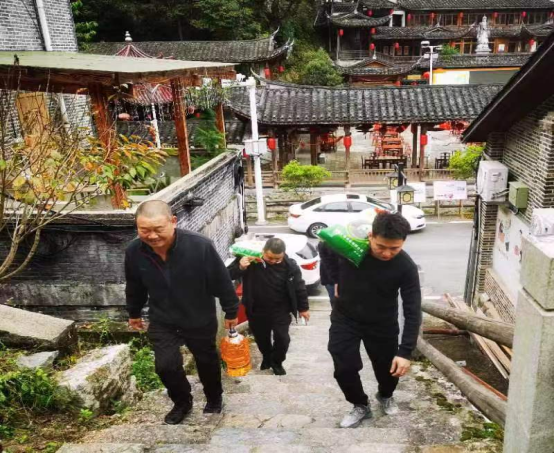 走訪慰問送溫暖 濃濃關(guān)愛暖人心--市三都澳水電公司項目部職工走訪慰問留守孤寡老人